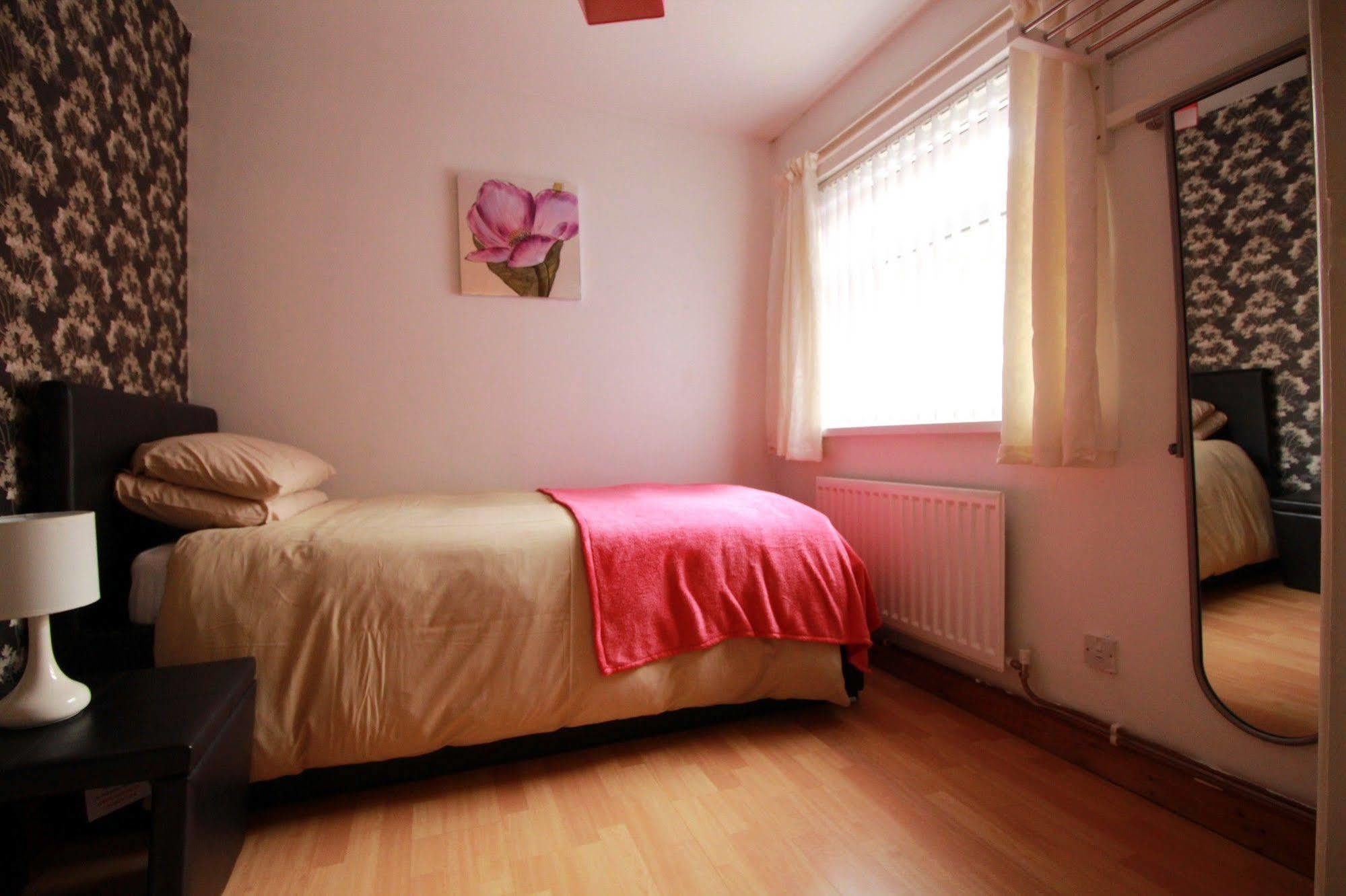 Perfect Central City Location - Parking - 3 Beds - 2 Bedrooms Belfast Exterior foto